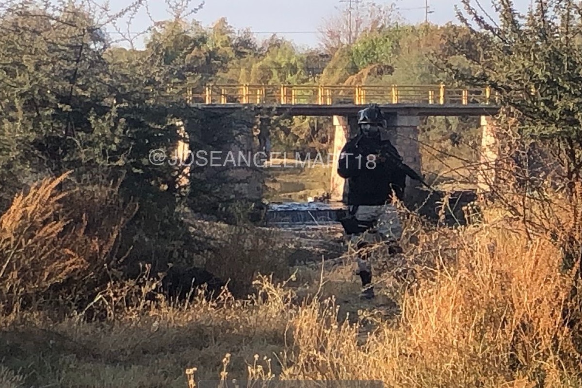 Foto: @JOSEANGELMART18 | La Secretaría de Seguridad Pública de Zacatecas confirmó el hallazgo de tres cuerpos colgados de un puente.