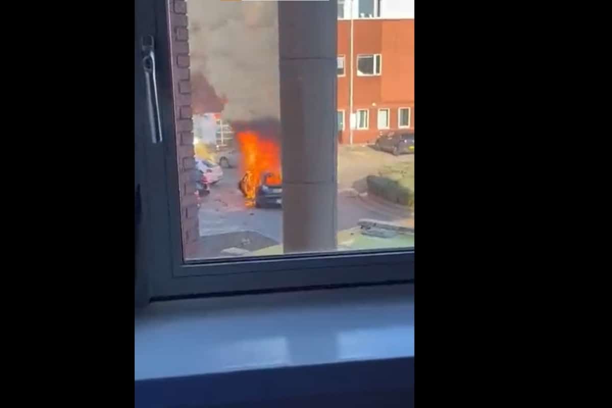 Foto: Captura de video | El auto implicado era un taxi, que se detuvo en el hospital poco tiempo antes de la explosión