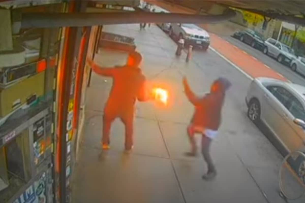 Foto: captura | En el video se observa el momento en el que el hombre arroja una bomba molotov; un testigo decidió intervenir.