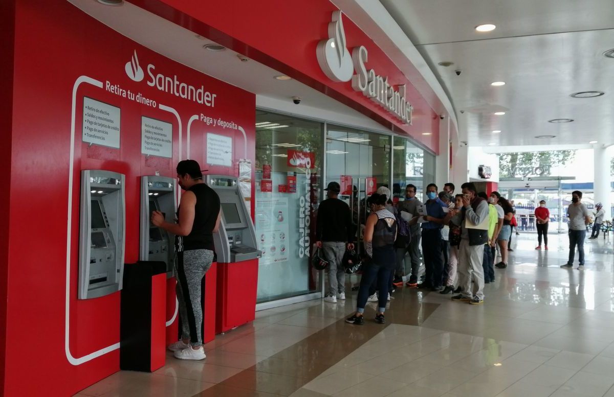 Foto: Cuartoscuro | Sólo los bancos que ofrecen sus servicios dentro de centros comerciales y supermercados abrirán al público