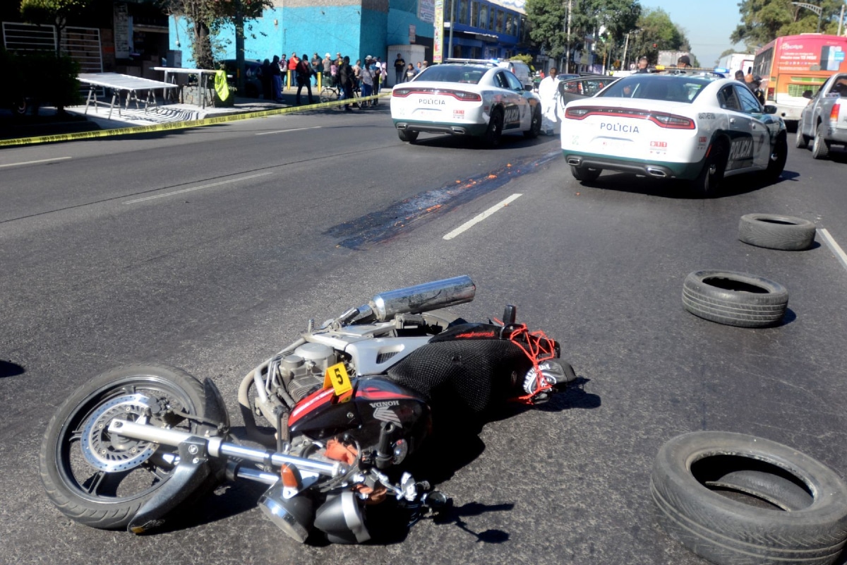 Foto: Armando Monroy/Cuartoscuro | El motociclista perdió la vida luego de derrapar contra un muro de contención.