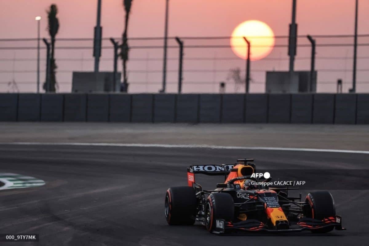 Foto: AFP | Checo Pérez arrancó en la quinta posición el Gran Premio de Arabia Saudita de la F1.