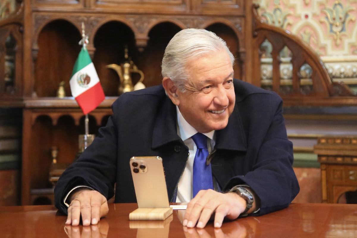 Foto: @lopezobrador_ | López Obrador compartió una foto en la que realiza una llamada con un iPhone 13.