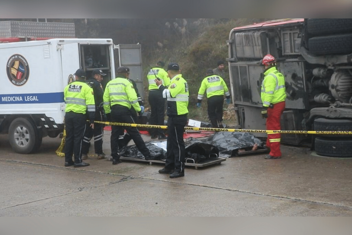 Foto: AFP | La Policía Nacional informó que el accidente tuvo que ver con la pérdida de un carril de circulación en la carretera de la población de Huambi
