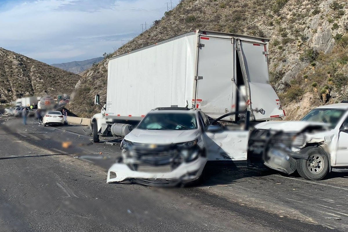 Choque múltiple deja 5 muertos en carretera de Coahuila
