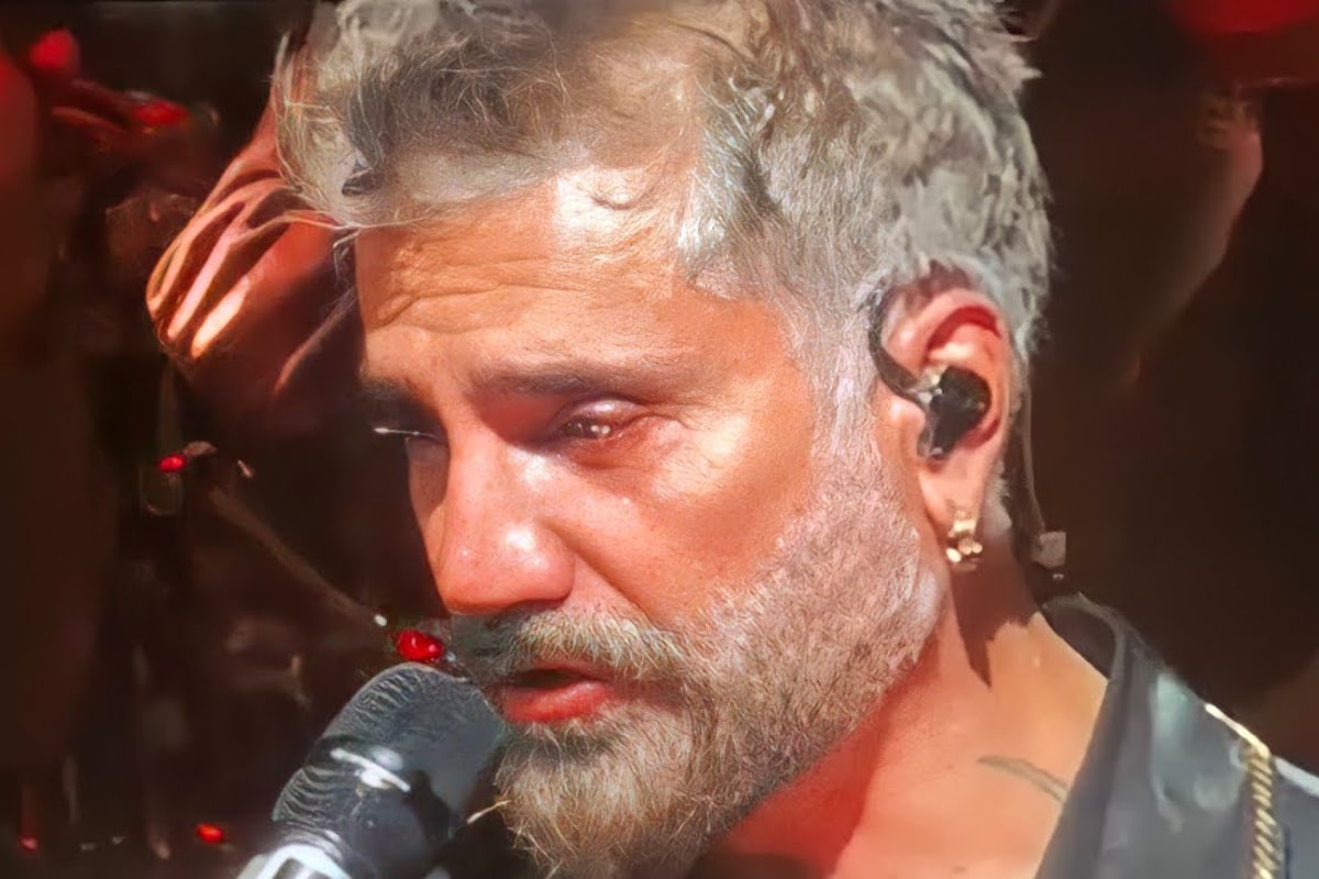 Foto: captura | Alejandro Fernández interpretó entre lágrimas "Acá entre nos" durante su concierto en el Auditorio Nacional.