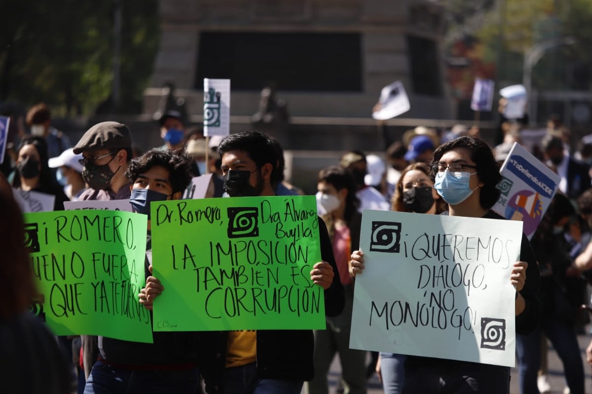 Foto: Gabriela Esquivel. Miembros de la comunidad del CIDE marchan al Senado.