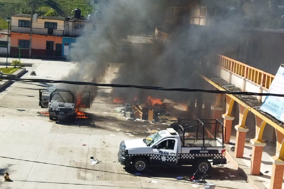 Foto: especial | Al menos tres patrullas fueron quemadas en el palacio municipal de Calcahualco, Veracruz.