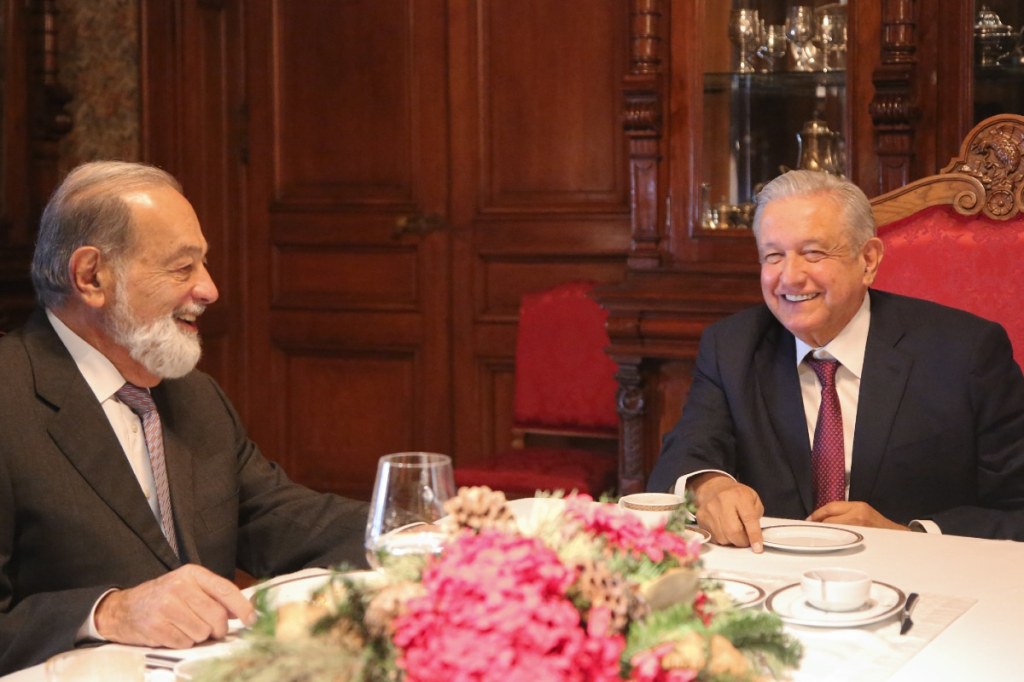 Foto: @lopezobrador_. El Presidente agradeció a Carlos Slim sus contribuciones al país.