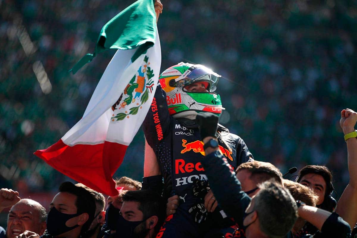 “Checo” Pérez es “sustituido” durante celebración de Red Bull con Verstappen