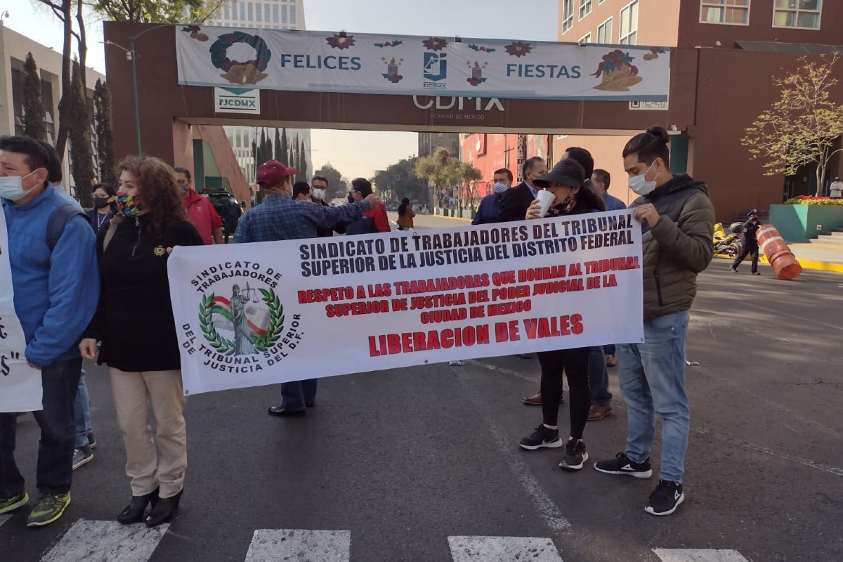 Foto: Armando Yeferson. Trabajadores del TSJCDMX bloquearon avenida Niños Héroes.