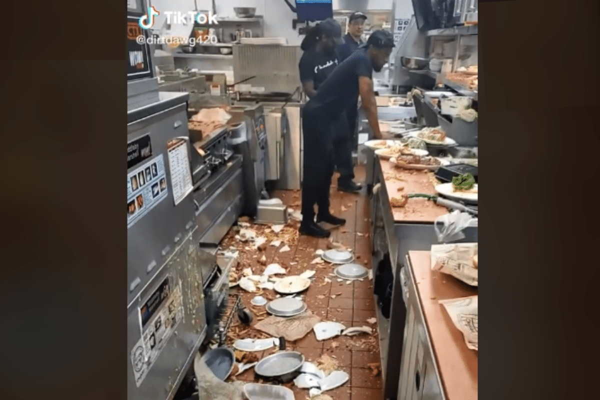 Foto: Tik Tok/ @dirtdawg VIDEO: Empleado de restaurane estalla, destroza la cocina y renuncia