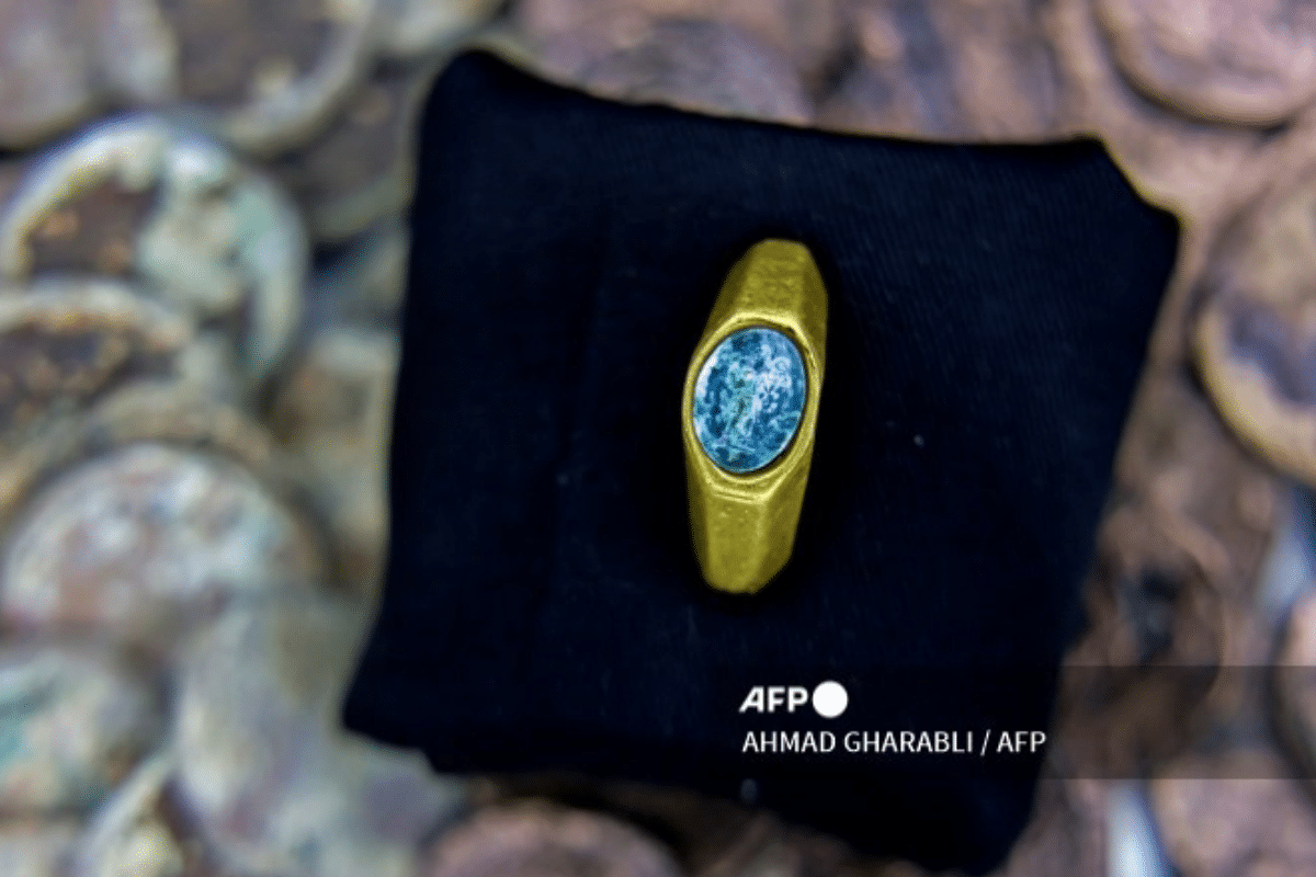 Foto: Twitter/ @AFPphoto | Encuentran anillo de oro con alegoría a Jesucristo tallada en la época del Imperio romano