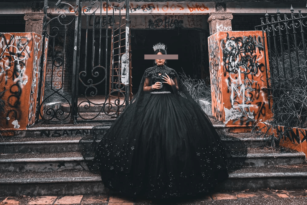 Con vestido negro y en casa “narcosatanica” esta quinceañera inmortalizo su día