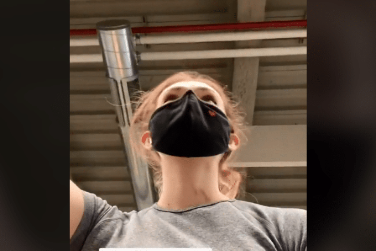 Tiktoker se pinta chupetones falsos para evitar acoso de hombres en el gym y le funciona
