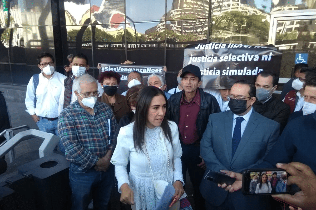 Foto: Especial | Familiares y amigos de Rosario Robles se manifestaron ante la FGR para pedir justicia por la extitular de la Sedesol