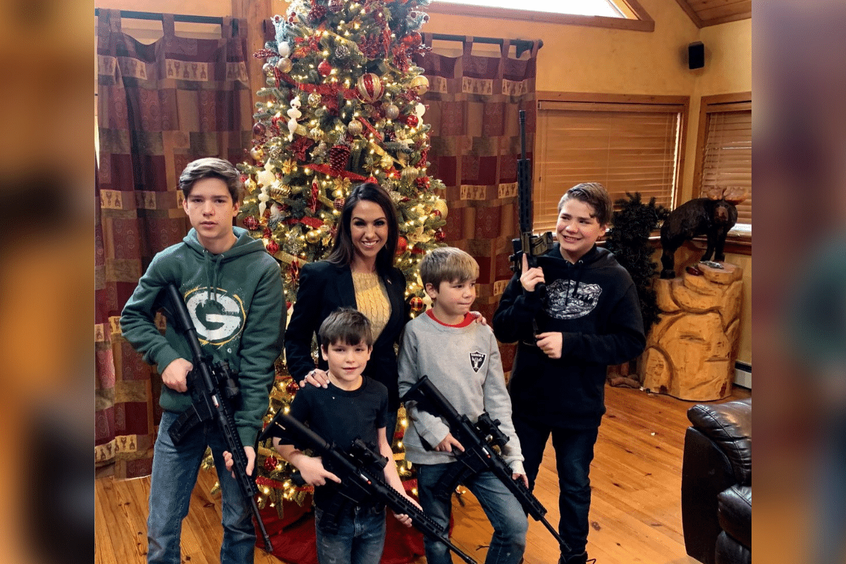 Foto: Twitter@laurenboebert | Congresista de Estados Unidos genera polémica al compartir fotos navideñas con sus hijos portando armas de fuego