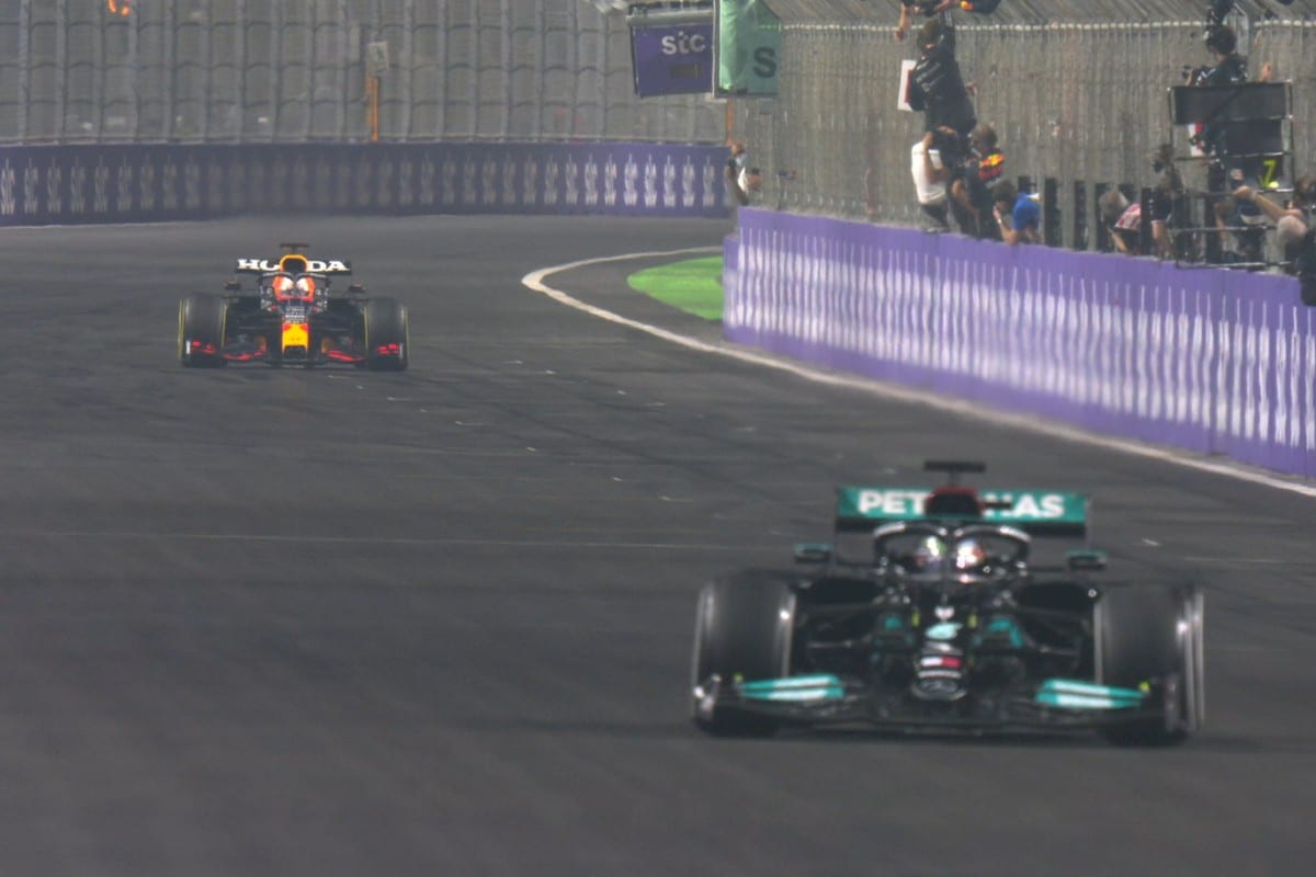 Hamilton gana en Arabia Saudita y empata a Verstappen en el campeonato