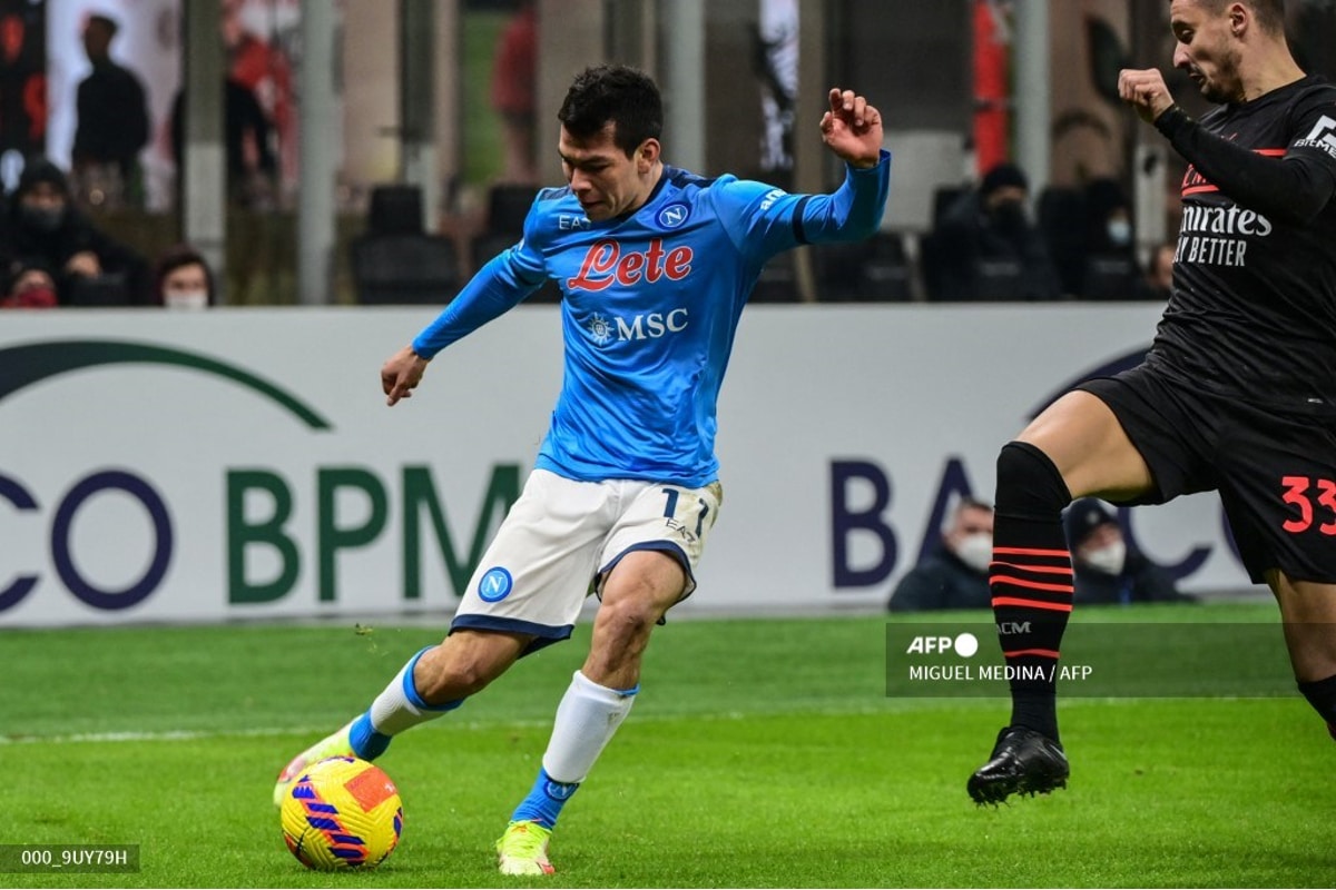 Foto: AFP | El delantero del Napoli, Hirving "Chucky" Lozano dio positivo a una prueba de covid-19