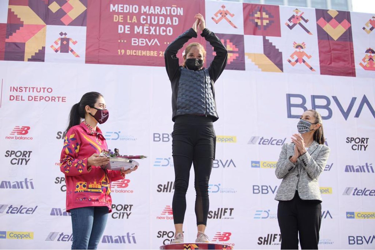 Foto: @Claudiashein | Tres atletas mexicanas compartieron el podio en el Medio Maratón de la Ciudad de México.
