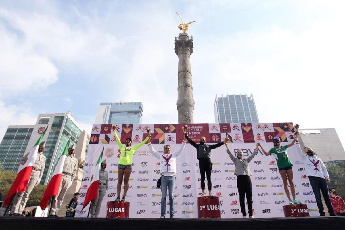 Foto: @Claudiashein | Tres atletas mexicanas compartieron el podio del Medio Maratón de CDMX