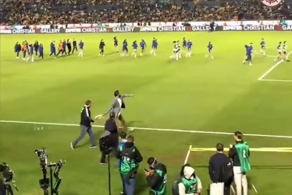 Foto: captura | El gesto de Nahuel Guzmán fue captado en video desde las gradas del Estadio Universitario.
