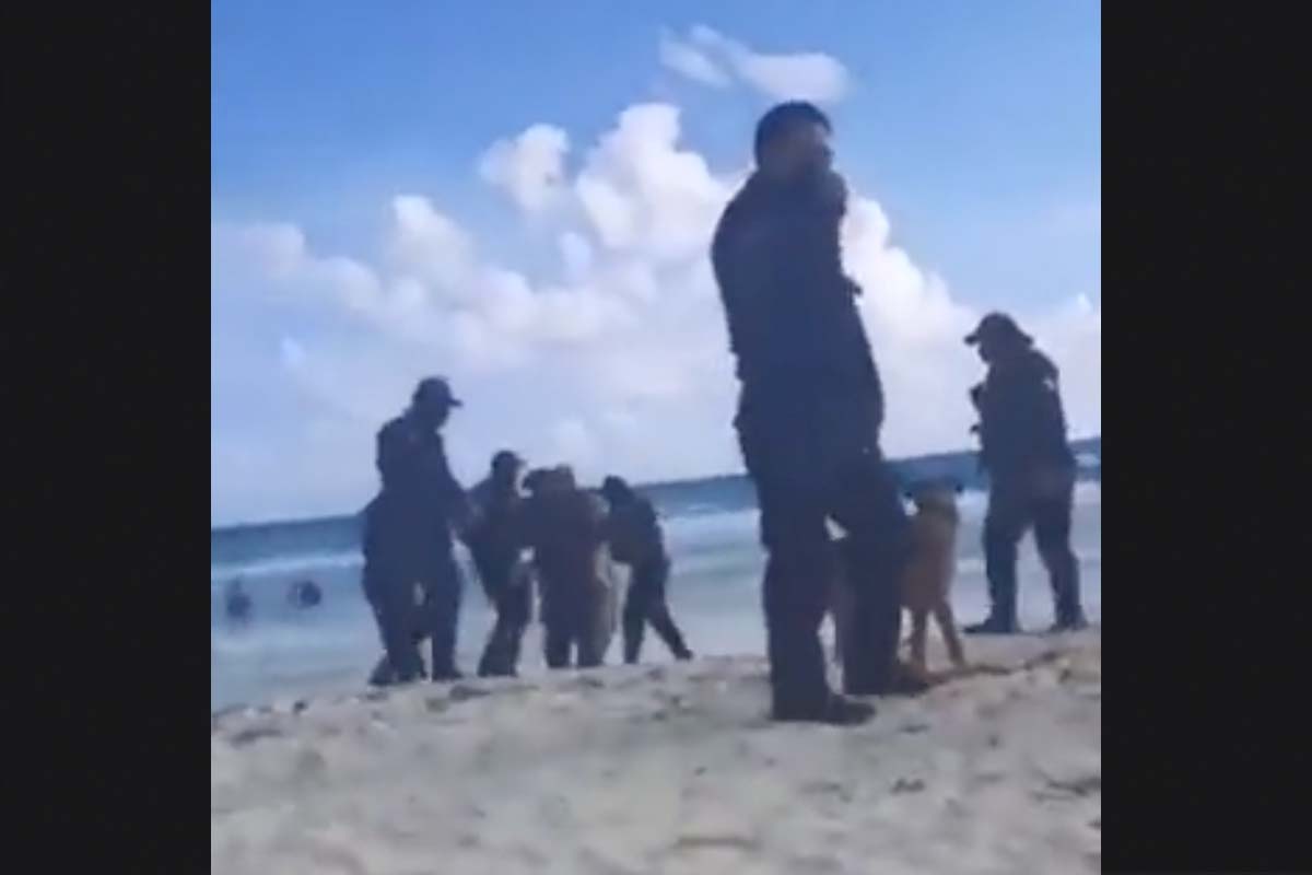 Policía de Cancún somete a hombre por pasear a perro en la playa