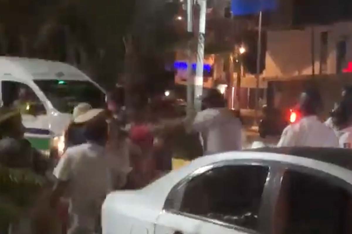 Captan riña entre policías de Acapulco y familia de turistas 