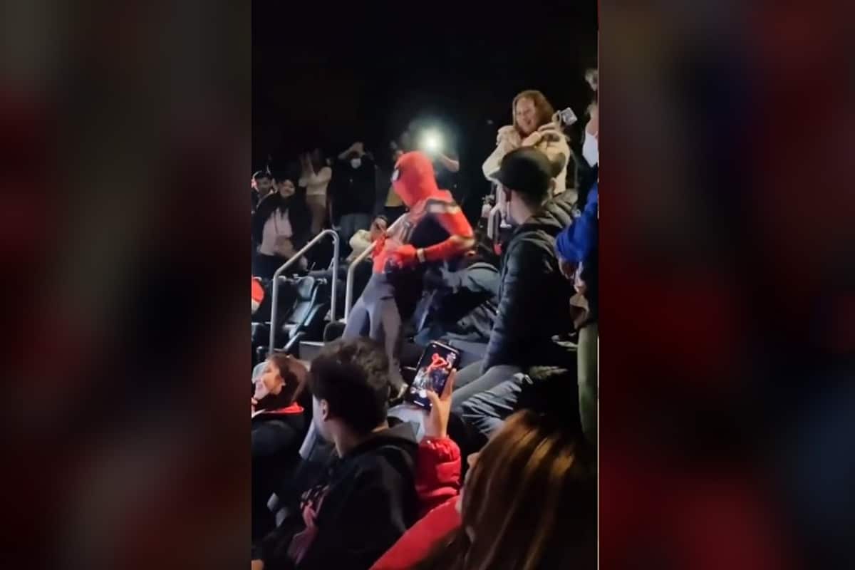 Foto: captura | El sujeto disfrazado de Spider-Man ofreció un baile a una de las asistentes.