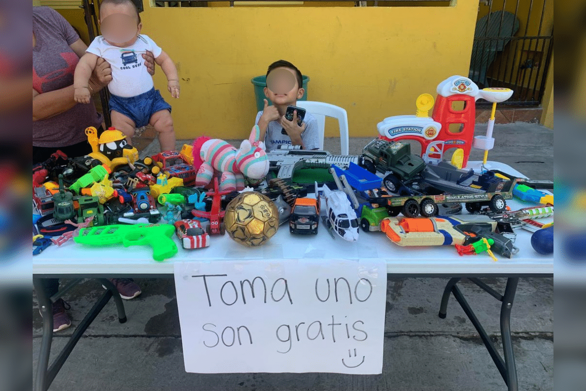 Foto: Facebook@dennadgzag | Un niño de seis años conmocionó las redes sociales al regalar sus juguetes en épocas decembrinas