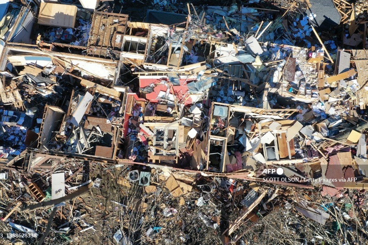 EU busca sobrevivientes tras arrasadores y mortales tornados
