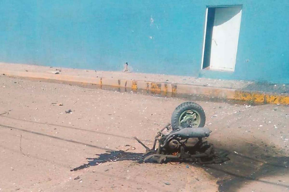 Explosión de pirotecnia en Tultepec parte moto en 2 y lanza a ocupantes 