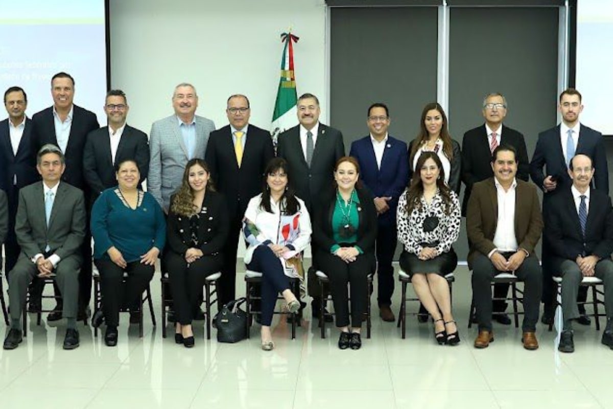El rector, Santos Guzmán López, encabezó este encuentro con diputados federales a quienes presentó diversos proyectos