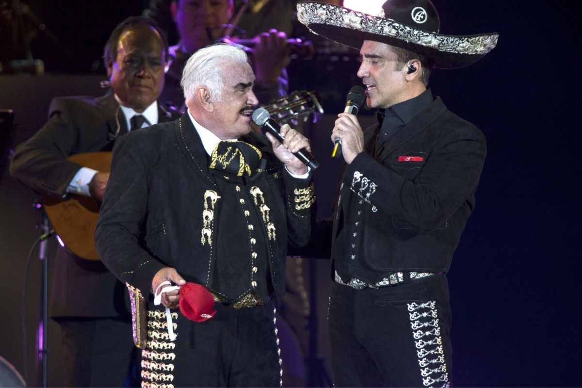 Foto: Cuartoscuro | Vicente Fernández acompañado de su hijo Alejandro durante su última aparición pública.