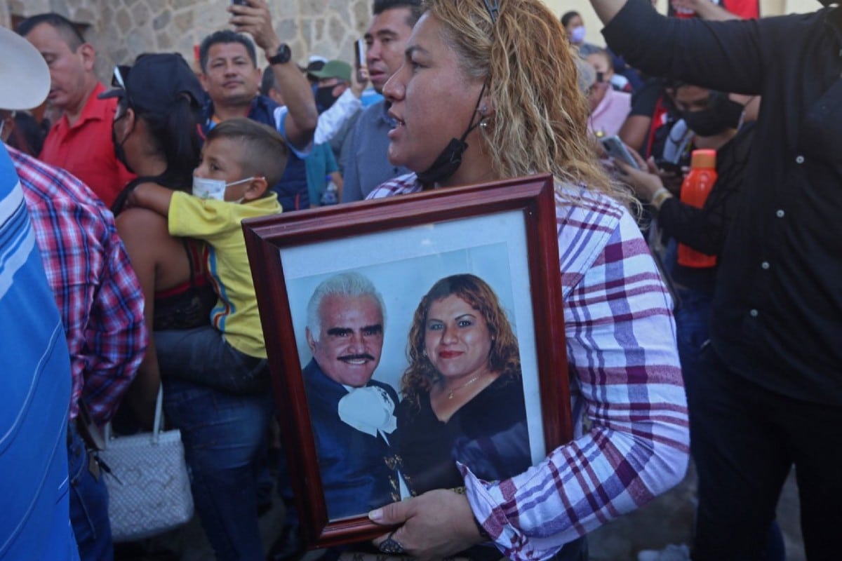 Familiares, amigos y fans dan el último adiós a Vicente Fernández