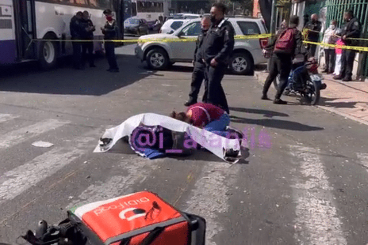 Foto: Captura de video. Twitter@i_alaniis | Repartidor de Didi muere en accidente vial