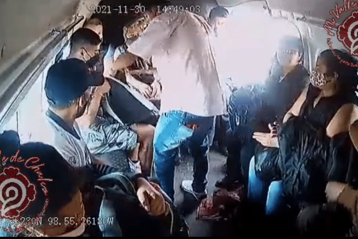 Foto: Captura de pantalla | Un par de sujeto asaltan a pasajeros de combi en el Edomex
