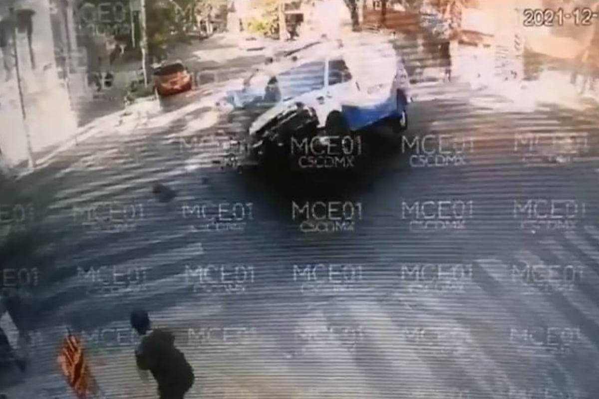 Foto: captura | El el clip se observa a un hombre que se encuentra parado a unos metros del punto en el que chocaron las ambulancias.