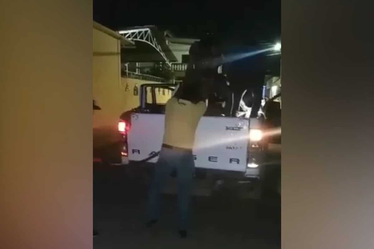 Foto: captura | En redes sociales circula un clip en el que se observa a los hombres siendo azotados frente a una camioneta.