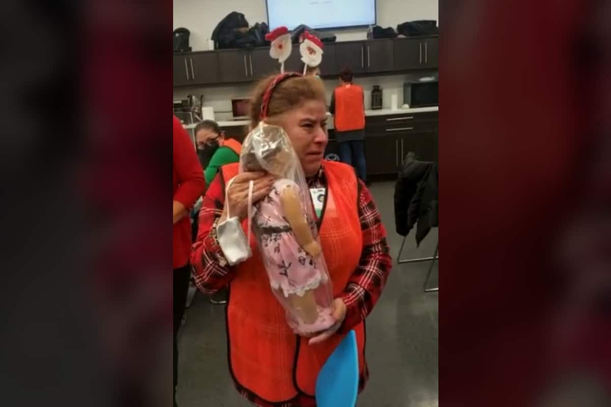 Foto: captura | La mujer terminó en lágrimas al recibir su primera muñeca: su reacción ya es viral.