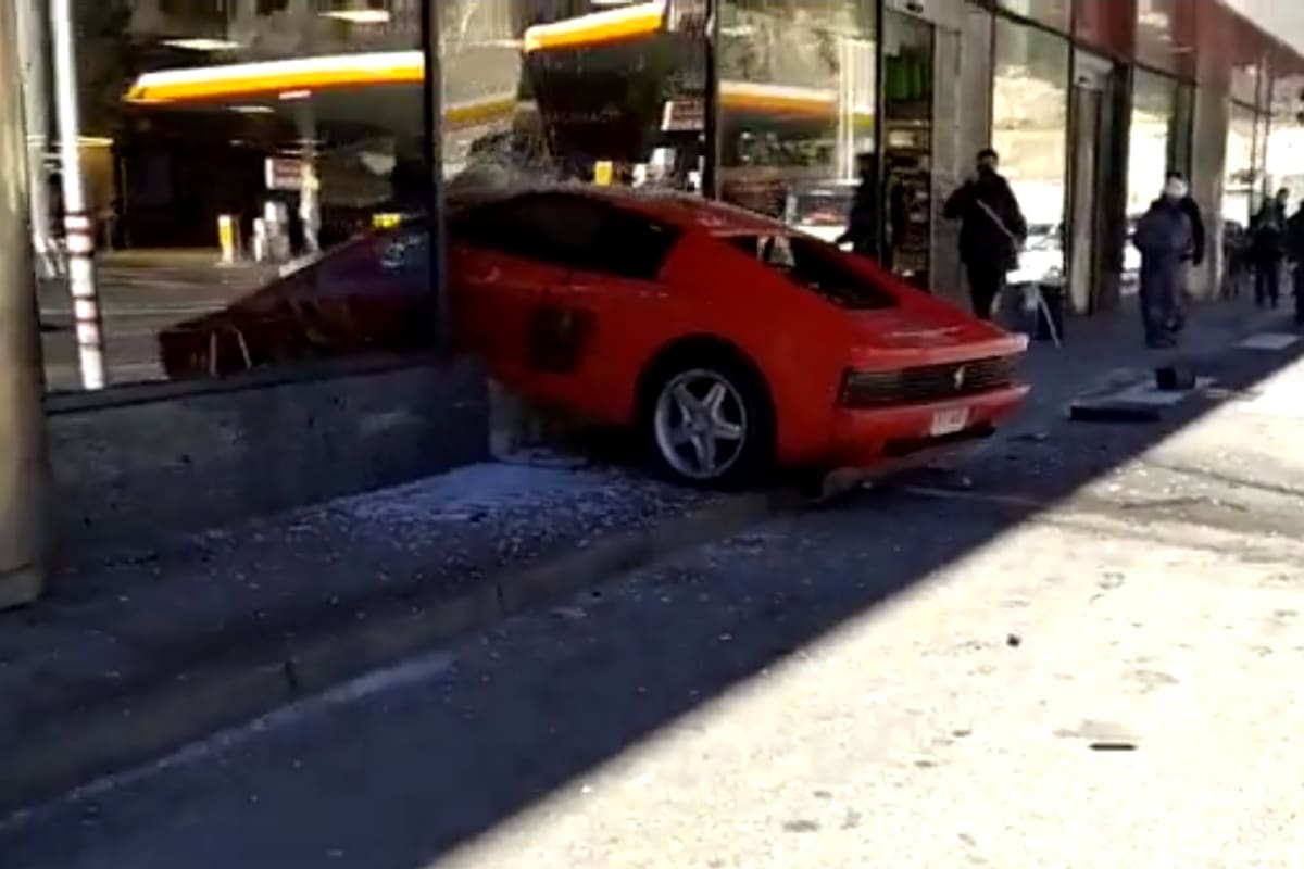 Foto: captura | El Ferrari del abuelito quedó estrellado en la entrada de la plaza.