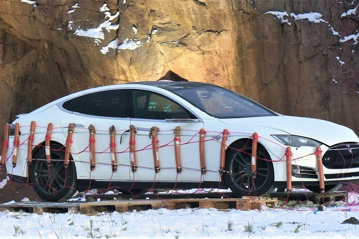 Foto: Beyond The Press | El vehículo dinamitado correspondía a un Tesla Model S color blanco.