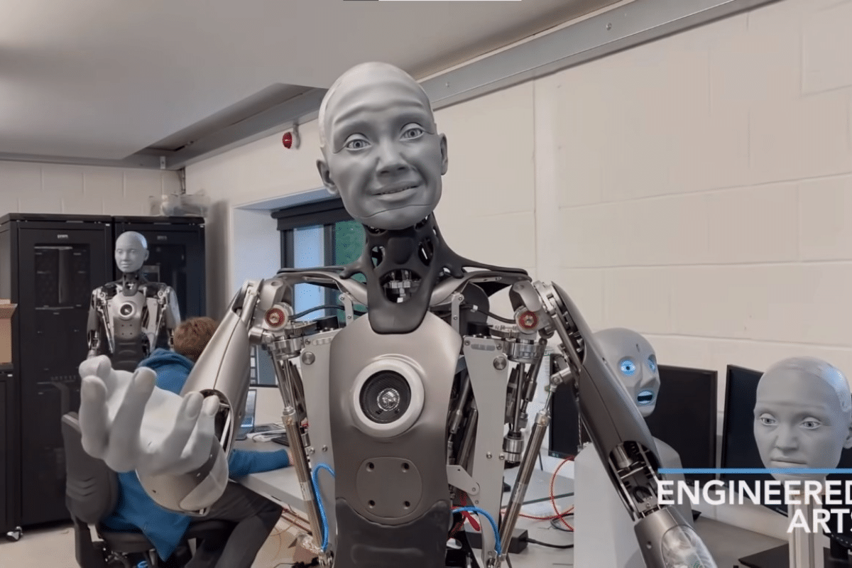 Foto: Captura de pantalla. Youtube@/Engineeredarts | Ameca es el robot con las facciones y expresiones más humanas de la compañía