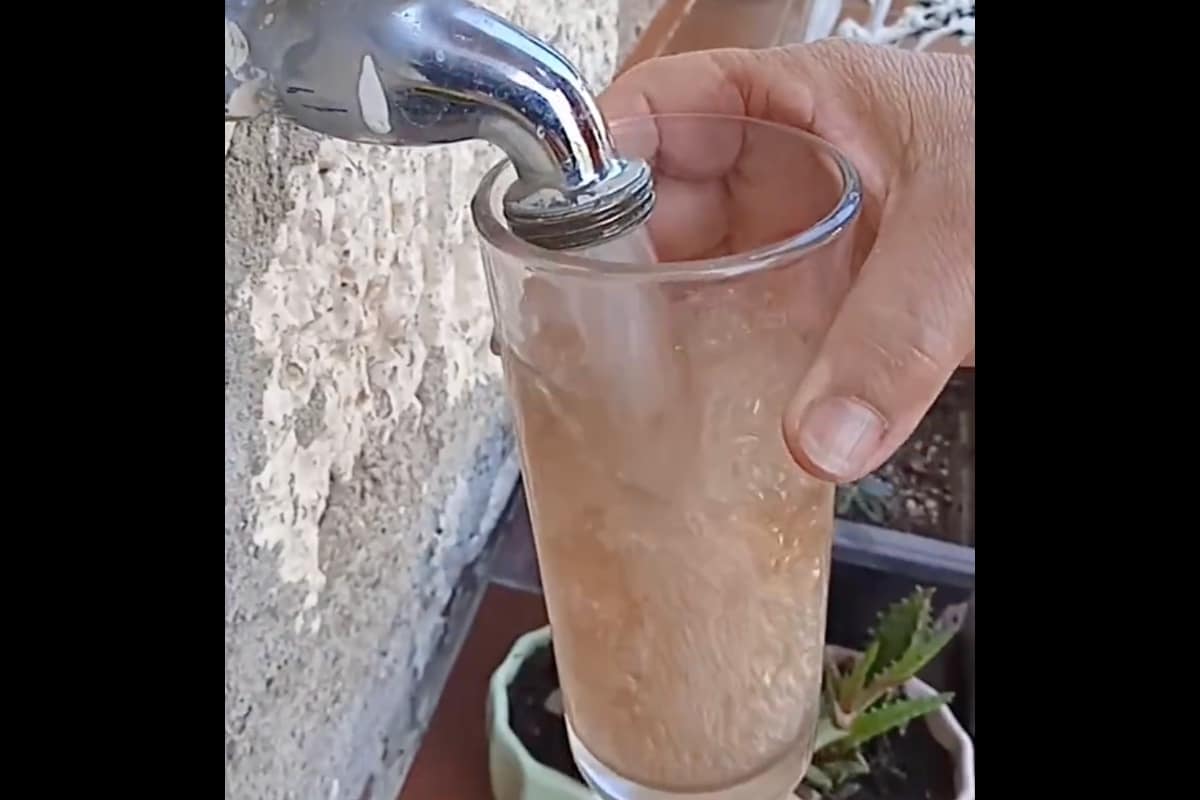 ¿Agua de tamarindo? Habitantes reclaman calidad del servicio de agua potable