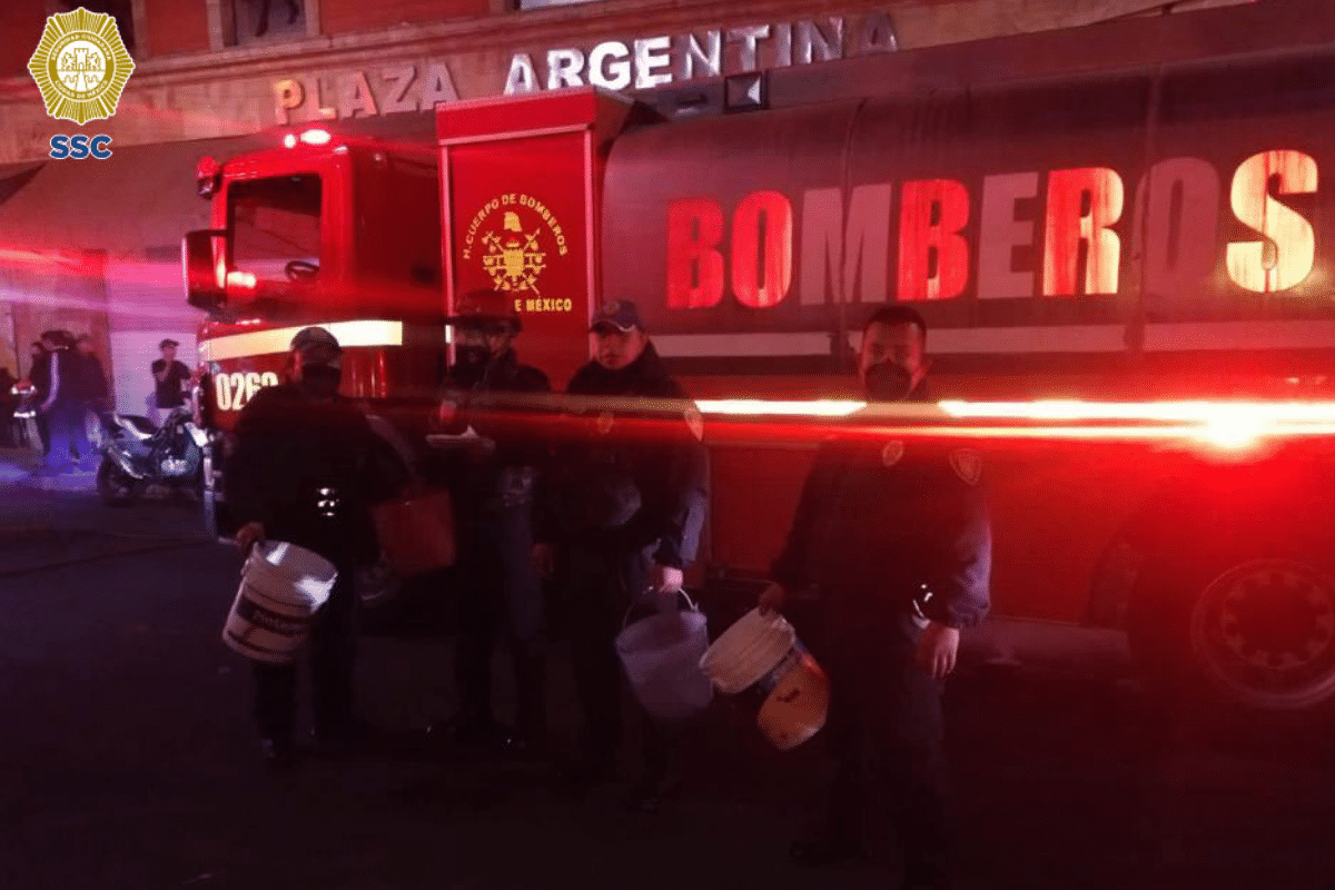 Foto: Especial | Policía Auxiliar sofoca un incendio de una casa habitación en la alcaldía Cuauhtémoc