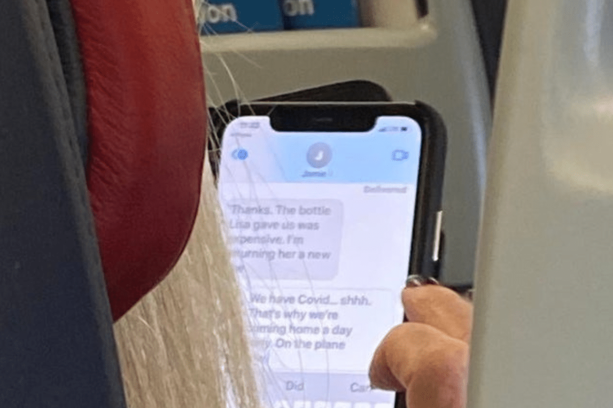 Foto: Reddit | En pleno vuelo lee el mensaje de otra pasajera: “Tenemos Covid… shh”