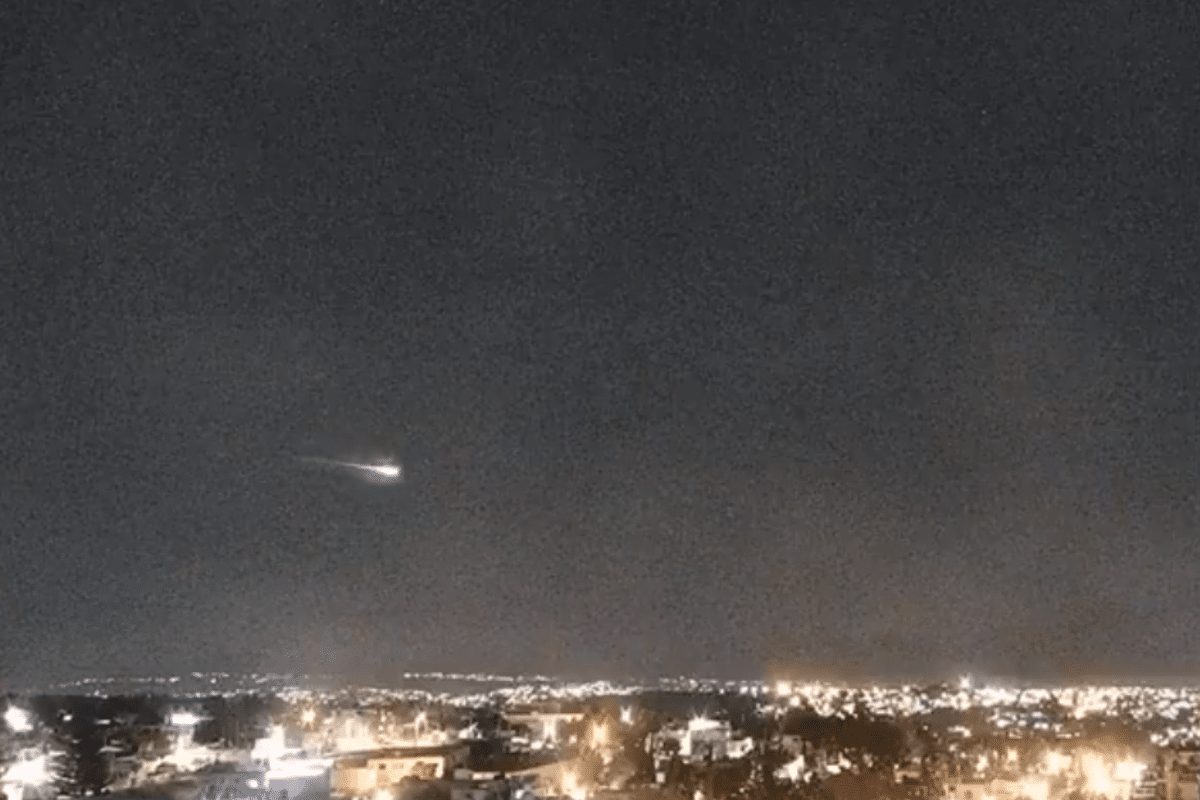 Foto: Twitter/ @webcamsdemexico | VIDEO Y FOTOS del espectacular meteoroide que cruzó el cielo de México