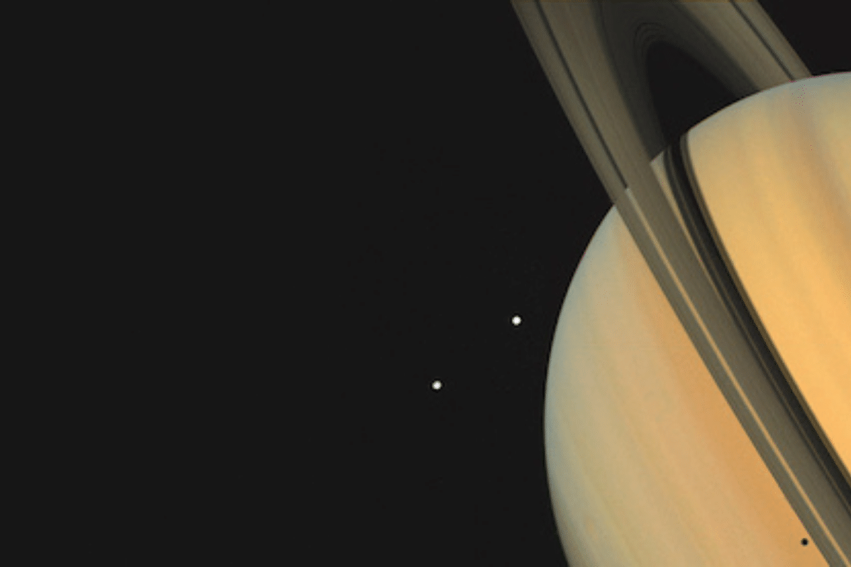 Foto: NASA | Científicos especulan la existencia de un océano oculto en una de la lunas de  Saturno