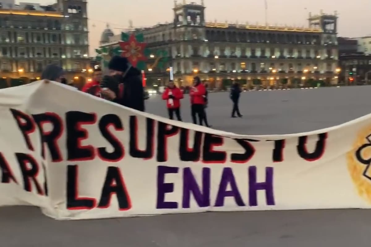 Foto: Captura de video @dalies10. Alumnos de la ENAH se manifiestan afuera de Palacio Nacional.