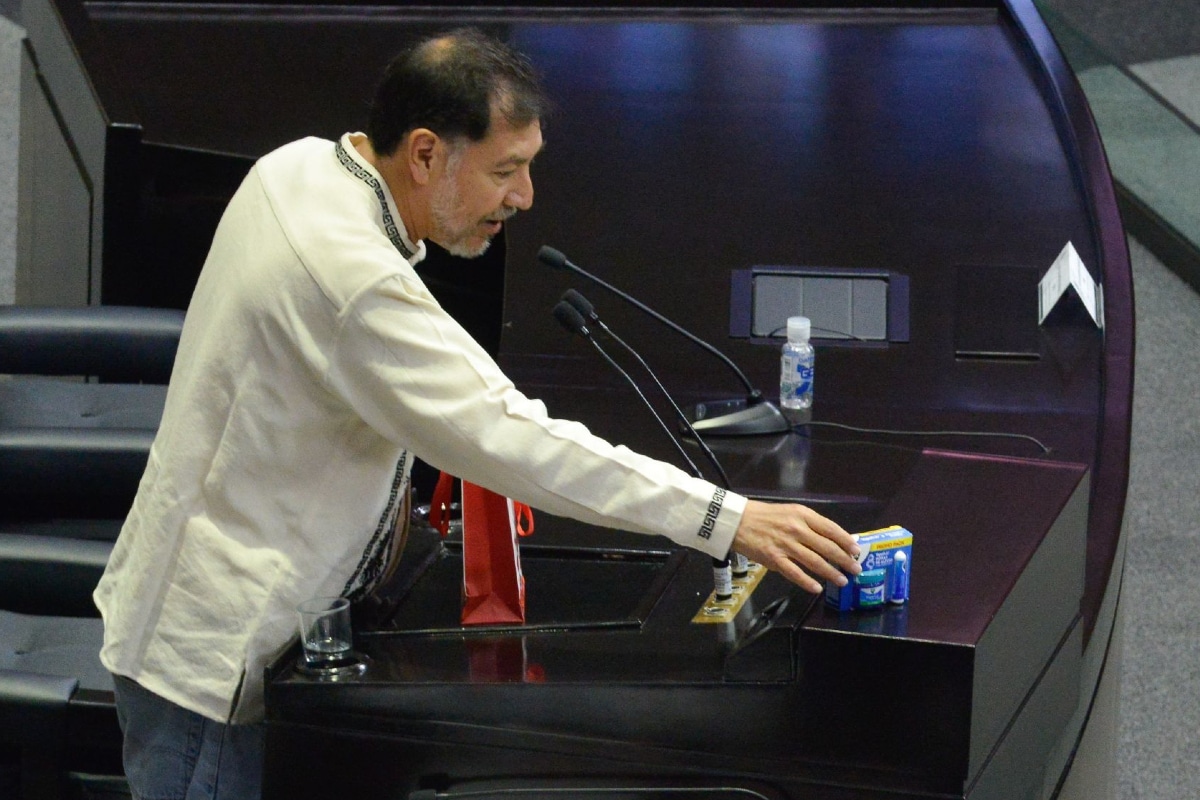 Foto: Cuartoscuro. El diputado Fernández Noroña ofreció Vaporub a la oposición.